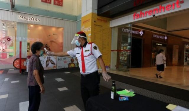 Seluruh Petugas Security di Mal Malaysia Dites Swab setelah Terpapar Covid-19