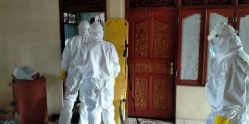 Petugas Covid Evakuasi Jasad Satpam Perempuan di Denpasar