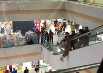 Satpam Gagalkan Aksi Bunuh Diri Wanita dari Eskalator Mall