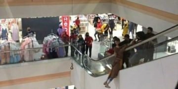 Satpam Gagalkan Aksi Bunuh Diri Wanita dari Eskalator Mall