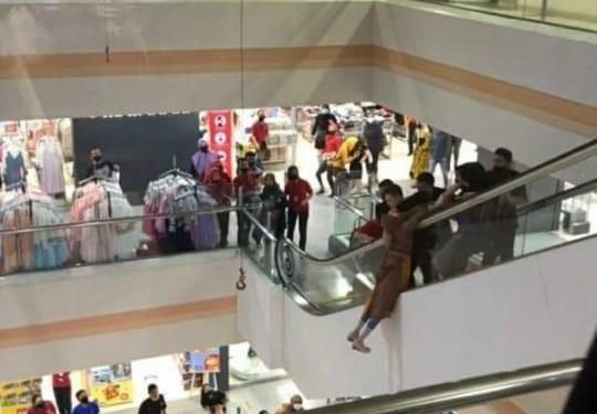 Satpam Gagalkan Aksi Bunuh Diri Wanita dari Eskalator Mall