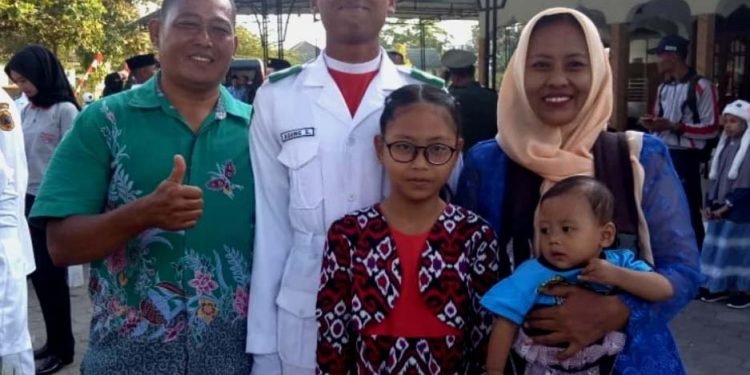 Satpam Sutisna, Tiap Hari Motoran Hampir 200 km untuk Bekerja