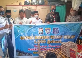 Satpam Berbagi Sembako Bersama SatBinmas Polres Bone