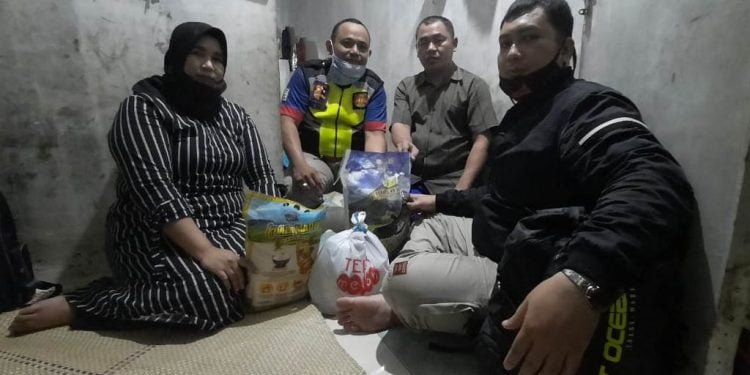 KBKS-RI dan Tim Beri Sembako Keluarga Mantan Satpam Tiga Hari Tak Makan Nasi