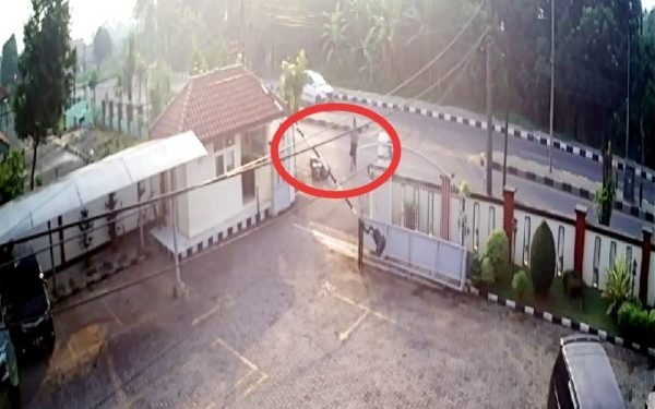 Satpam Mengatur Lalu Lintas Tertabrak Roda Dua