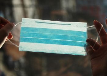 Kesal Ditegur Tak Pakai Masker, Wanita Ini Bersin di Wajah Sekuriti