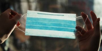 Kesal Ditegur Tak Pakai Masker, Wanita Ini Bersin di Wajah Sekuriti