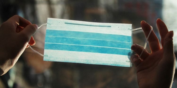 Kesal Ditegur Tak Pakai Masker, Wanita Ini Bersin di Wajah Sekuriti