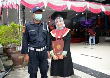 Berseragam Satpam, Said Dampingi Putrinya Wisuda di UNG