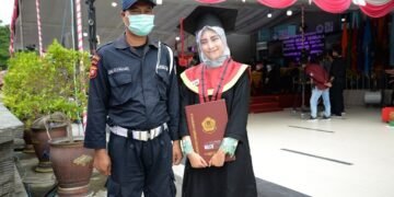 Berseragam Satpam, Said Dampingi Putrinya Wisuda di UNG