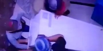 Pencuri Mesin ATM Gembok Satpam dalam Kantor Bank