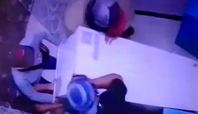 Pencuri Mesin ATM Gembok Satpam dalam Kantor Bank