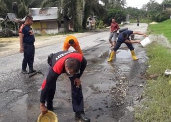 Kerap Ada Kecelakaan, Satpam Kerja Bakti Tutup Jalan Berlubang