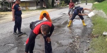 Kerap Ada Kecelakaan, Satpam Kerja Bakti Tutup Jalan Berlubang