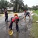 Kerap Ada Kecelakaan, Satpam Kerja Bakti Tutup Jalan Berlubang