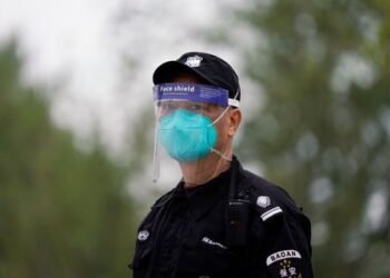 Garda Terdepan, SGB Wajibkan Satpam Pakai face shield