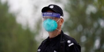 Garda Terdepan, SGB Wajibkan Satpam Pakai face shield