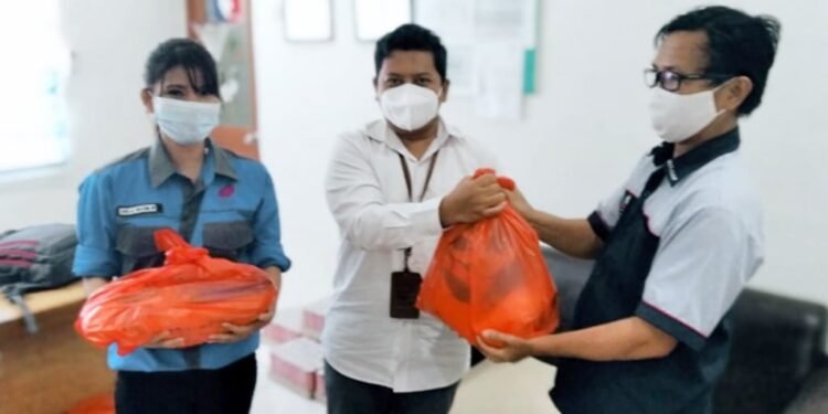 PLN ULP Manado Utara Berikan Bansos ke Satpam