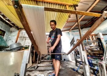 Awalnya Iseng, Satpam Cipto Sukses Usaha Kain Tenun Ikat di Kediri