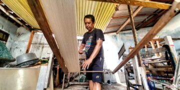 Awalnya Iseng, Satpam Cipto Sukses Usaha Kain Tenun Ikat di Kediri