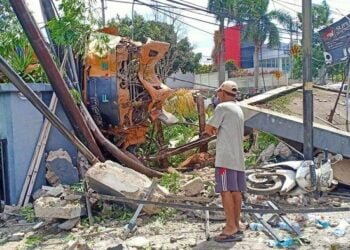 Truk Bermuatan Tanah Seruduk Pos Satpam hingga Ambruk