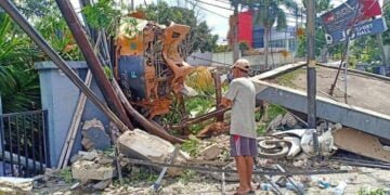 Truk Bermuatan Tanah Seruduk Pos Satpam hingga Ambruk