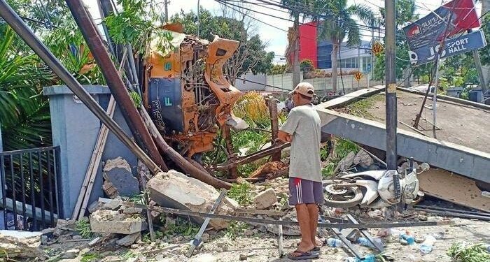 Truk Bermuatan Tanah Seruduk Pos Satpam hingga Ambruk