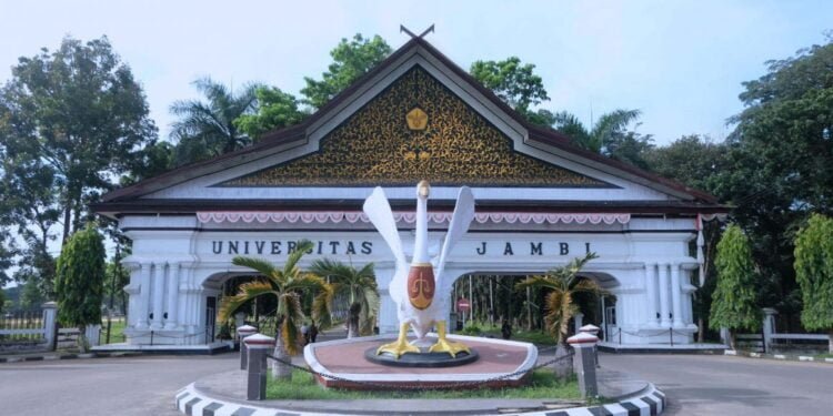 Wakil Rektor Universitas Jambi Sematkan Pin Gada Pratama