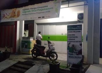 Salat di Emperan Kantor, Satpam Pegadaian Viral di Medsos