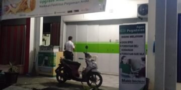 Salat di Emperan Kantor, Satpam Pegadaian Viral di Medsos