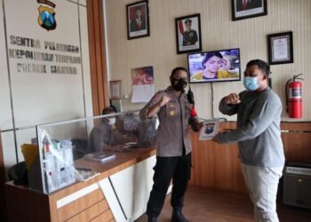 Gagalkan Pencurian, Kapolsek Manyar Beri “Reward” ke Satpam