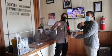 Gagalkan Pencurian, Kapolsek Manyar Beri “Reward” ke Satpam