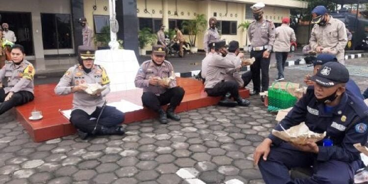 50 Satpam Nikmati Nasi Ponggol Bersama Kapolres Tegal Kota