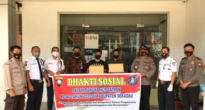 Sat Binmas Polres Sekadau dan Satpam Gelar Baksos Disinfeksi