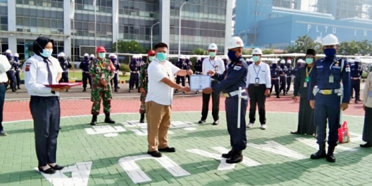 PLTU Indramayu Beri Penghargaan Dua Satpam Berprestasi