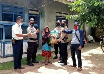 Polres Lampung Tengah dan Satpam PT GGF Salurkan Bansos