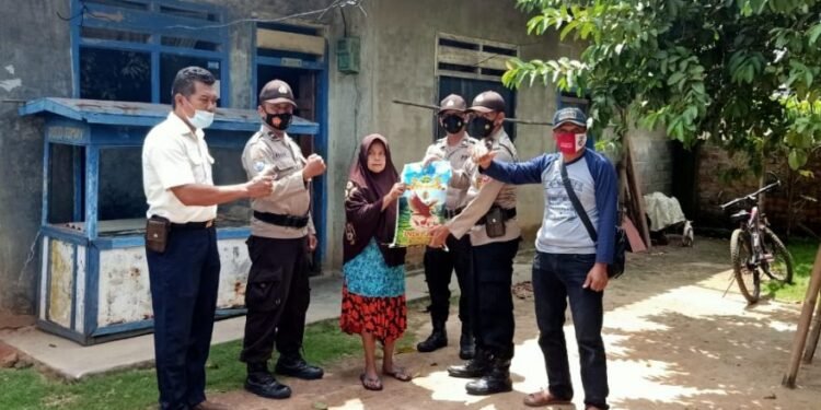 Polres Lampung Tengah dan Satpam PT GGF Salurkan Bansos