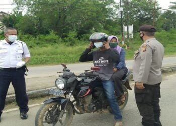 Peringati HUT Satpam Ke-40, Polres Sekadau dan Satpam Bagikan Masker