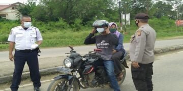 Peringati HUT Satpam Ke-40, Polres Sekadau dan Satpam Bagikan Masker
