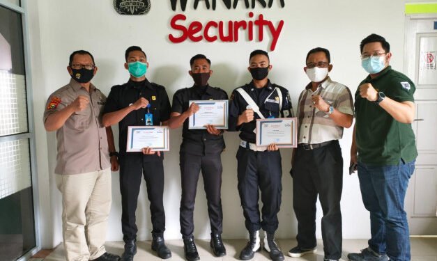 PT Wanara Beri Penghargaan Tiga Satpam Berprestasi
