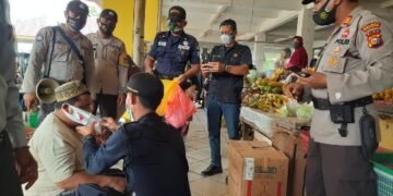 Polres Indragiri Hulu dan Satpam Berbagi Masker ke Masyarakat