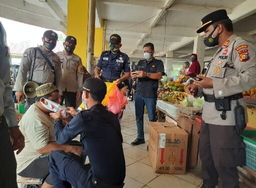 Polres Indragiri Hulu dan Satpam Berbagi Masker ke Masyarakat