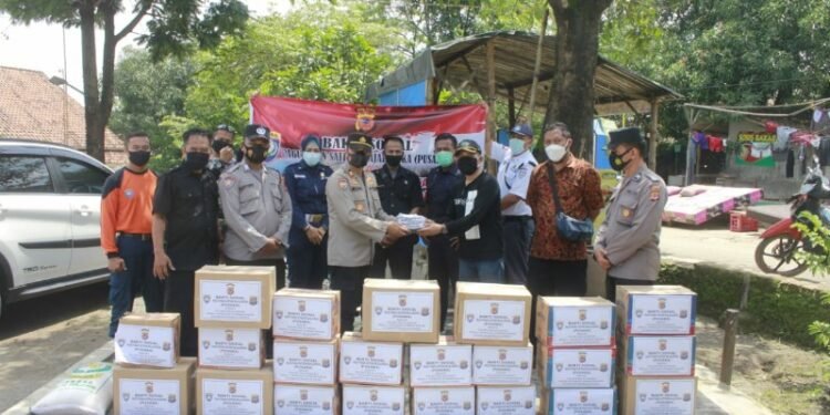 Paguyuban Satpam Bersama Polres Majalengka Bantu Korban Banjir