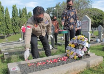 Presiden Direktur SIGAP Pimpin Tabur Bunga di TMP Kalibata