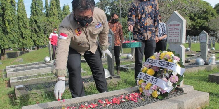 Presiden Direktur SIGAP Pimpin Tabur Bunga di TMP Kalibata