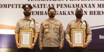 Dua Satpam Raih Penghargaan dari Kapolda Sulsel