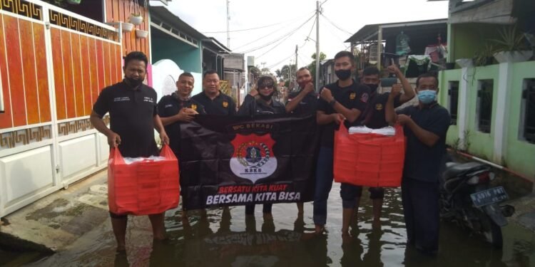 KBKS Bekasi Salurkan Makanan Siap Saji ke Korban Banjir