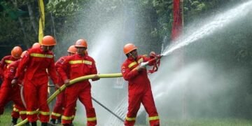 Mengenal Petugas Team Fire Hydrant dan Cara Penggunaannya