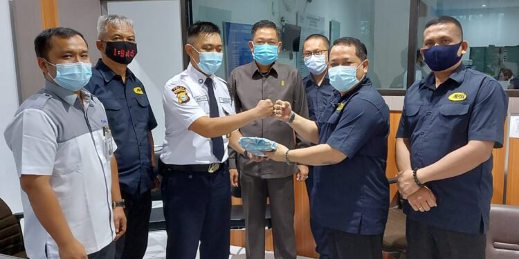 APSI Sulsel Beri Penghargaan untuk Satpam Bank yang Cegah Oknum LSM