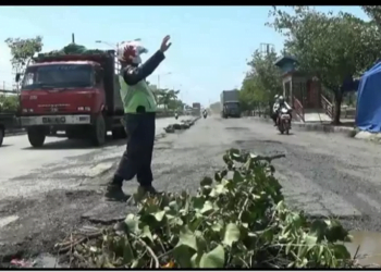 Satpam Tandai Jalan Berlubang Rawan Kecelakaan di Pantura Kaligawe